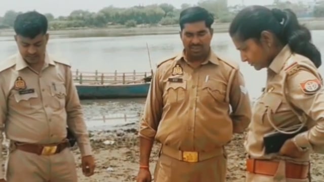 थाना जमुनापार क्षेत्र के अंतर्गत पक्के पुल के समीप यमुना नदी में मिला अज्ञात युवक का शव, पोस्टमार्टम के लिए भेजा, 

हाथ पर लिखा है कृष्णकांत