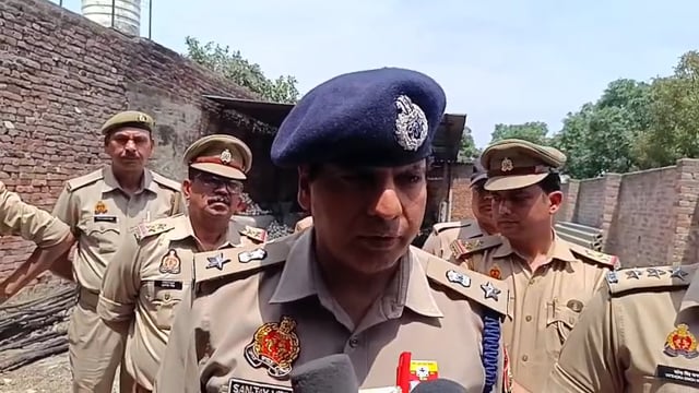 थाना रतनपुर मौहम्मद पूर राय में ssp संजय कुमार वर्मा ने पकड़ी पटाखा फैक्ट्री 