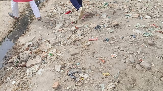 परशुराम मंदिर के पास नाली भरी हुई गंदगी जो श्रद्धालुओं को निकलना भी मुश्किल