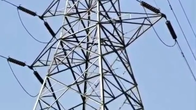 देवडीह ग्राम सभा मे प्रेमिका से मिलने की जिद पर प्रेमी युवक ने हाई टेंशन टावर पर चढ़ा,लोगो मे मचा हड़कंप