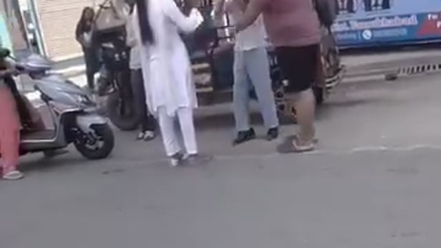 ➡️......उत्तर प्रदेश- फर्रुखाबाद में बीच सड़क पर हुई मनचले की धुनाई
युवती के साथ आये परिजन ने सिखाया सबक, 
पैर पकड़वाकर माफी भी मंगवाई
नोट- गाली गलौज है वीडियो में