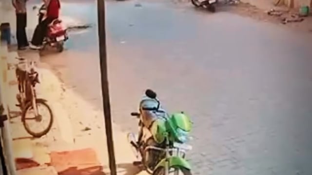 मथुरा में बेकाबू थार ने मचाया आतंक स्कूटी पर बैठी हुई महिला पर चढ़ाई गाड़ी सीसीटीवी कैमरा फुटेज वायर ल