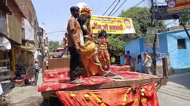 शाहजहांपुर में भगवान परशुराम की भव्य शोभायात्रा बड़े धूमधाम और उत्साह के साथ निकाली गई। शोभायात्रा में श्रद्धालु पीले वस्त्र पहनकर ढोल-नगाड़ों की धुन पर झूमते नजर आए। आकर्षक झांकियां और रथ यात्रा का मुख्य आकर्षण रही।
