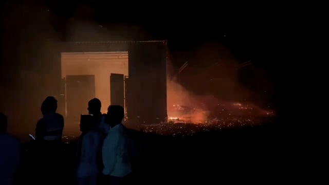 सुसाट वादळी वारा,घोणशी येथे सिमेंट ब्लॉक्स तयार करणाऱ्या कारखान्यात लागली आग,अग्निशमन दलाकडून शर्थीचे प्रयत्न सुरू