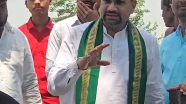 रेल फाटक बंद होने से किसानों में आक्रोश, 40 किमी घूमकर खेत पहुंचने को मजबूर