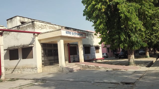 शाहजहांपुर मेडिकल कॉलेज परिसर में साफ-सफाई की स्थिति भी चिंताजनक है। अस्पताल के बाहर कूड़ा-कचरा फैला हुआ है और सड़ांध भरी बदबू आती रहती है। ऐसे माहौल में मरीजों के स्वस्थ होने की बजाय बीमार पड़ने का खतरा अधिक बना हुआ है।