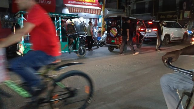 बीच चौराहे पर शराबी का हाई वोल्टेज ड्रामा