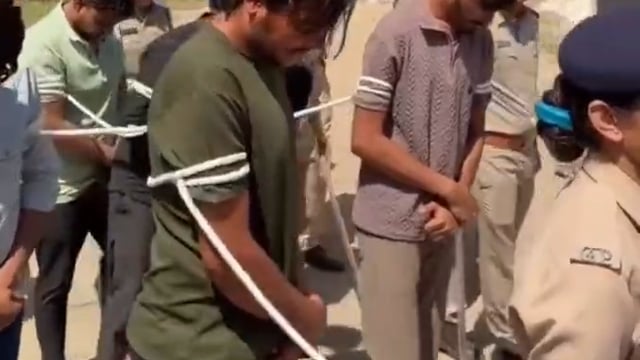 ➡️......मुन्नावर पठान और 8 मुस्लिम जिहादियों ने खेड़ा, गुजरात में एक नाबालिग हिंदू लड़की से दोस्ती करके वर्षों तक उससे सामूहिक दुष्कर्म करके वीडियो रिकॉर्ड किए, और उन्हें लीक करने और उसे मारने की धमकी देकर उसे ब्लैकमेल किया

पुलिस ने 8 को पकड़कर जुलूस निकाला