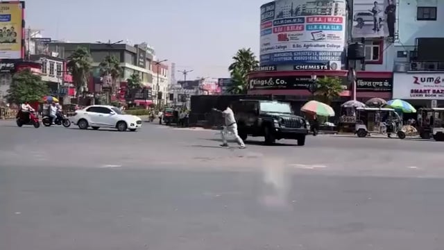 ➡️...थार से स्टंट...⬅️
प्रयागराज के सिविल लाइन्स के सुभाष चौराहे पर थार से स्टंट करने पर हुई कार्यवाही,