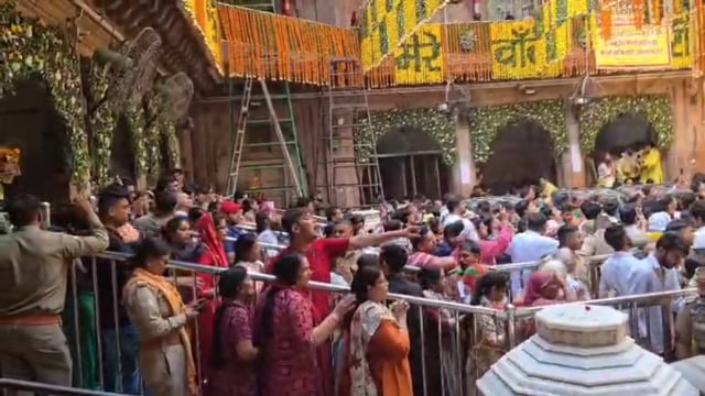 जग प्रसिद्ध ठाकुर बांके बिहारी जी के चरण दर्शन करने उमड़ा भक्तों का भारी जनसैलाब।