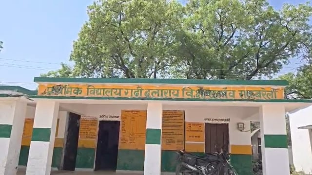 #रायबरेली-अग्नि पीड़ित परिवार के घर पहुंचे हरचंदपुर विधायक, आर्थिक मदद कर जिला प्रशासन से भी मदद करवाने का दिया आश्वासन#