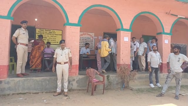 कड़ी धूप में भी वोटिंग जारी: दक्षिणी बार्ने पैक्स चुनाव में 50% मतदान, दो बूथों पर उमड़ी मतदाताओं की भीड़,प्रशासन अलर्ट 