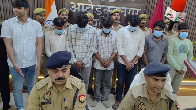 ब्रेकिंग अम्बेडकरनगर!
जहाँगीरगंज थाना क्षेत्र में हुई लूट कि घटना का पुलिस ने किया खुलाशा
करीब 5 लाख 45 हज़ार रूपये पुलिस ने किया बरामद
पुलिस ने 6 अभियुक्तों कों किया गिरफ्तार
अपर पुलिस अधीक्षक पूर्बी श्यामदेव ने प्रेसवार्ता कर दी अधिक जानकारी।