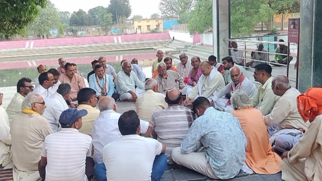 सहतवार कस्बे में श्री विष्णु महायज्ञ को लेकर कमेटी के सदस्यों की हुई महत्वपूर्ण वैठक