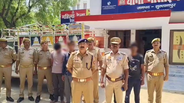 ➡️....चोरी की घटना का सफल अनावरण:* गोसाईगंज पुलिस ने लकड़ी चोर गिरोह के 4 सदस्यों को वाहन सहित चोरी के लकड़ी के 43 बोटे के साथ गिरफ्तार कर मा0 न्यायालय भेजा गया । उक्त के सम्बन्ध में क्षेत्राधिकारी जयसिंहपुर रामकृष्ण चतुर्वेदी की बाइटः-