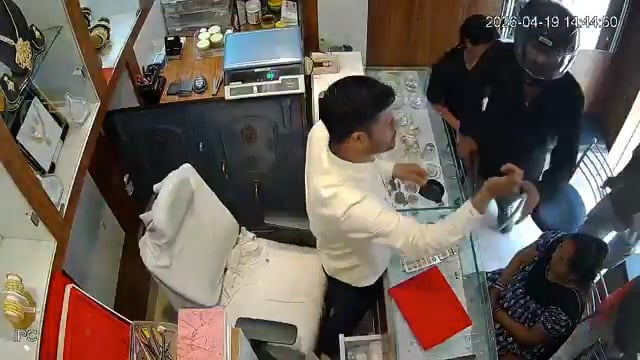 ➡️.....बिहार- पटना में दिनदहाड़े ज्वेलरी शोरूम में लूट, हेलमेट पहने 5 बदमाश गन प्वाइंट पर करीब 20 लाख रुपये की ज्वेलरी लेकर फरार, सूचना पर पुलिस मौके पर पहुंचकर जांच में जुटी