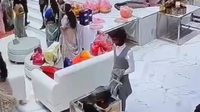 यूपी -

नोएडा के बैंक्वेट हॉल में सूट–बूट पहनकर आया चोर कैश–ज्वेलरी से भरा बैग चुराकर ले गया