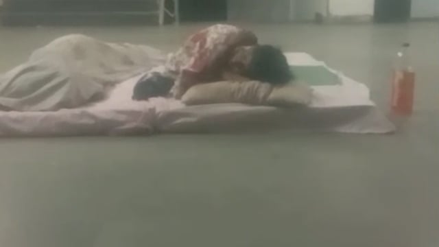 कुंडा सीएससी केंद्र पर बहुत बड़े पैमाने पर मरीजों केसाथ अनियमितता की जा रहीहै प्रसव पीड़ा से ग्रसित महिला के लिए कोईनही,