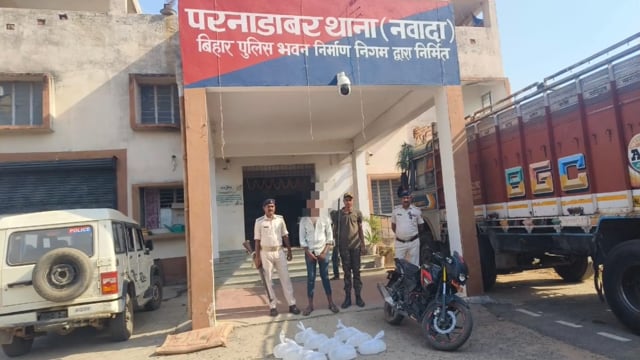 100 लीटर महुआ शराब के साथ बाइक सवार युवक गिरफ्तार