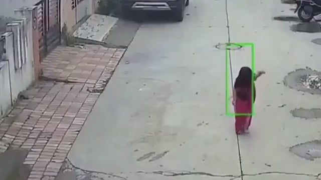 ➡️.....अहमदाबाद में एक तीन साल की बच्ची खेल रही थी तभी एक कार आई और उसे कुचल दिया। 
लेकिन बच्ची पूरी तरह सुरक्षित है और खुद ही कार के नीचे से बाहर आ गई।