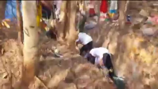 ➡️....झारखंड में कोल्डड्रिंक ले जा रहा एक ट्रक सड़क पर गड्डा होने की वजह से गिर गया। कोल्डड्रिंक लूटने के लिए जनता की भीड़ इकट्ठा हो गई। जिसको जितना हाथ लगा वो उतना कोल्डड्रिंक ले गया। घटना में घायल ड्राइवर ने कोल्डड्रिंक ना लेने के लिए गुहार लगायी थी लेकिन फ़िलहाल वह अस्पताल में भर्ती है।