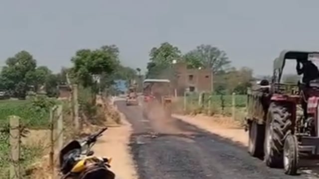 मथुरा में भ्रष्टाचार की सीमा पार मिट्टी में बिछाई जा रही सड़क, 

मुख्यमंत्री के जीरो टॉलरेंस अभियान को ठेकेदार की चुनौती, मौके पर पहुंच कर ग्रामीणों ने किया विरोध। #MYogiAdityanath #Mathuradm #Rajeshchaudhary