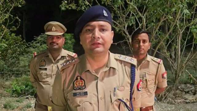 पुवायां में पुलिस मुठभेड़: तीन बदमाश गिरफ्तार, एक घायल; तमंचा व छीना गया मोबाइल बरामद
शाहजहांपुर। पुवायां थाना क्षेत्र में मंगलवार देर रात पुलिस और बदमाशों के बीच मुठभेड़ हो गई। जवाबी कार्रवाई में पुलिस ने तीन आरोपितों को गिरफ्तार कर लिया, जबकि एक बदमाश पैर में गोली लगने से घायल हो गया। उसके पास से अवैध तमंचा, कारतूस, छीना गया मोबाइल और नकदी बरामद हुई है।
