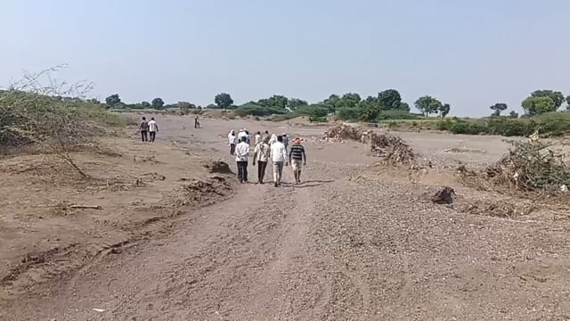 वाळू ठेकेदाराच्या बाजूने प्रशासन
 गावकऱ्यांच्या बाजूला लोकप्रतिनिधी कुठे आहेत