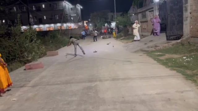 वृंदावन के गांव राजपुर में दो पक्ष भिड़े, पुलिस की मौजूदगी में जमकर हुई मारपीट और पथराव