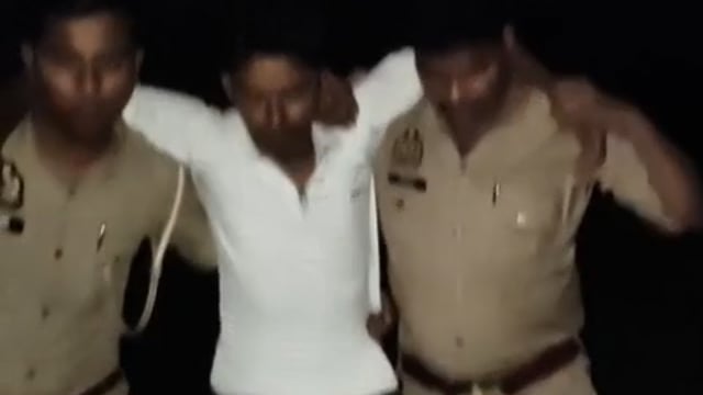 पुवाया पुलिस अपराधी को पड़कर कंधे पर लात कर ले जाती