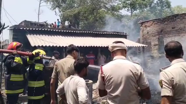 चिंगारी से मची तबाही, देखते ही देखते खाक हुआ पूरा टोला