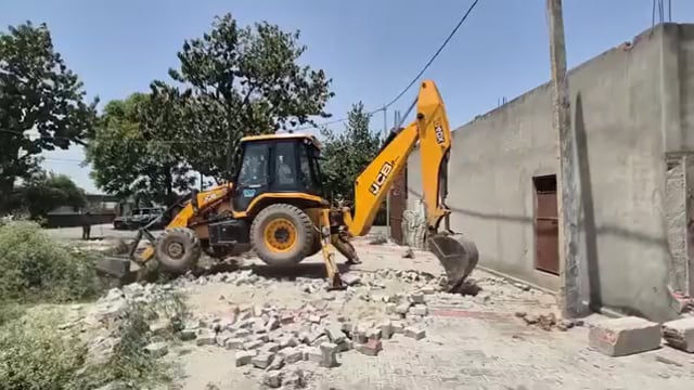 अवैध कॉलोनी पर चला बुलडोजर, 6500 वर्गमीटर निर्माण ध्वस्त
शाहजहांपुर। शहर में अवैध निर्माण के खिलाफ चल रहे अभियान के तहत शाहजहांपुर विकास प्राधिकरण (एसडीए) ने मंगलवार को बड़ी कार्रवाई करते हुए मिश्रीपुर मोहल्ले में विकसित की जा रही एक अवैध कॉलोनी को ध्वस्त कर दिया। करीब 6500 वर्गमीटर क्षेत्र में बिना लेआउट पास कराए और मानचित्र स्वीकृत कराए प्लाटिंग की जा रही थी।