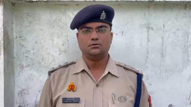 थाना कांट क्षेत्र के ग्राम गुरथना में एक व्यक्ति ने आम के पेड़ से फांसी लगाकर आत्महत्या कर ली। घटना की सूचना मिलते ही पुलिस मौके पर पहुंची और शव को कब्जे में लेकर पंचायतनामा की कार्रवाई पूरी की।

क्षेत्राधिकारी सदर ने बताया कि मामले में आवश्यक विधिक प्रक्रिया अपनाई जा रही है तथा आत्महत्या के कारणों की जांच की जा रही है।