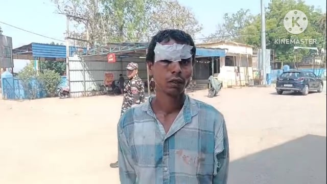 घर के चदरा पर पत्थर फेंकने का विरोध करने पर दबंगों ने मां बेटे को बेरहमी से पीटा 