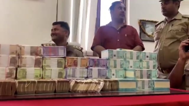 ➡️.....वाराणसी- एक रेल यात्री के पास से 16 लाख रुपये नकद बरामद हुए, रकम बैग और बोरे में रखी मिली,