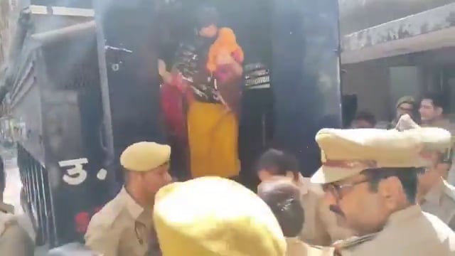 ➡️......Wait For End : जब मेरठ की मुस्कान का मृतक की मां से हुआ सामना, सौरभ की माँ की हालत देखकर सबका कलेजा फट गया 
मेरठ का नीला ड्रम कांड : आज आरोपी मुस्कान और उसके प्रेमी साहिल की कोर्ट में थी पेशी