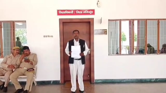 बार काउंसिल उत्तर प्रदेश ने सकलडीहा बार अध्यक्ष अशोक यादव व कार्य कारिणी को किया वैध,पदाधिकारियों ने डीएम को दिया पत्र