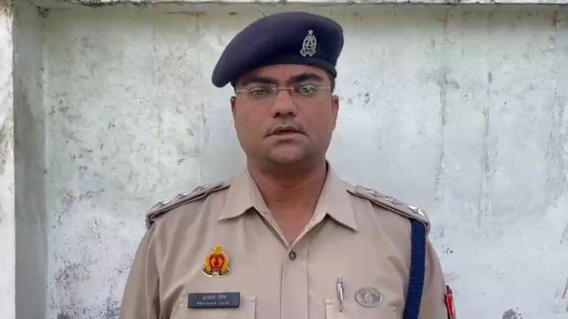 थाना कांट क्षेत्रान्तर्गत ग्राम गुरथना में एक व्यक्ति द्वारा आम के पेड़ से फांसी लगाकर आत्महत्या करने एवं पुलिस द्वारा 