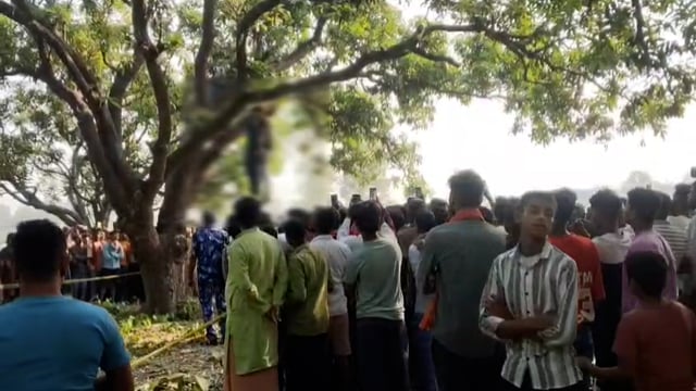 पेड़ से लटकता मिला प्रेमी जोड़े का शव, जांच में जुटी पुलिस।