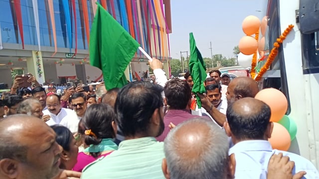 वित्त मंत्री सुरेश कुमार खन्ना  दयाशंकर शर्मा हरी झंडी दिखाते बस रवाना