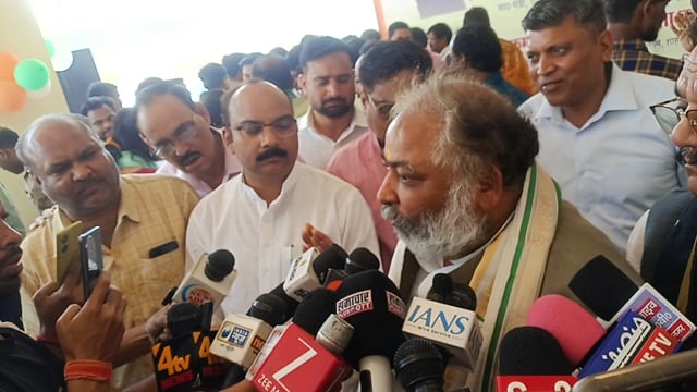 परिवहन मंत्री दयाशंकर प्रेस वार्ता करते