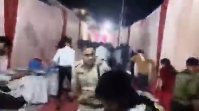 ➡️.....मध्य प्रदेश के कटनी में शादी वाले घर में घुसी पुलिस ने बारातियों को डंडे से पीटा।