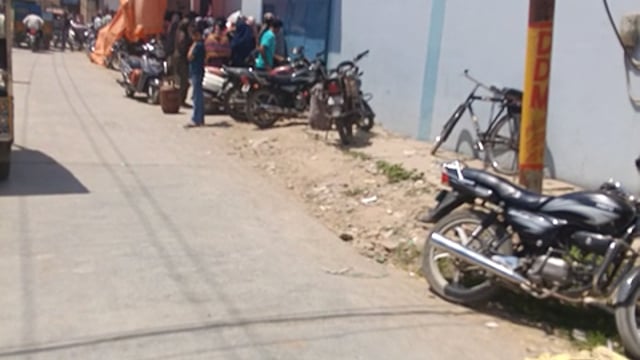  सहारनपुर सनबीम गैस एजेंसी के हालात बेकाबू अभी सरकार के आश्वासन देने के बाद भी लाइन लगी है लंबी कटारे लगी है