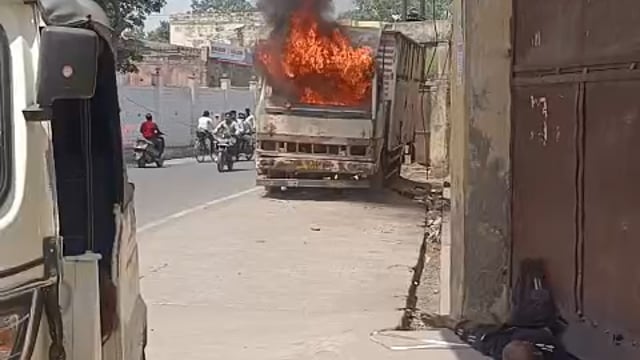 थाना रकाबगंज क्षेत्र के बाहर खड़ी डीसीएम में भीषण आग अफरा तफरी का माहौल फायर ब्रिगेड एवं पुलिस ने आग बुझाने पर पाया काबू