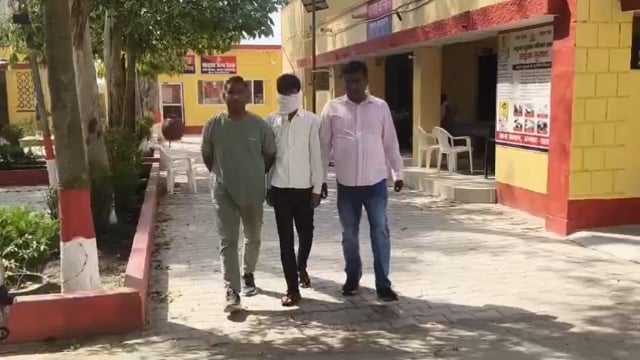 नाबालिग को बहला-फुसलाकर ले जाने वाला बाल अपचारी पकड़ा, किशोर न्याय बोर्ड भेजा गया

शाहजहांपुर। थाना कलान पुलिस ने नाबालिग बालिका को बहला-फुसलाकर ले जाने के मामले में बड़ी सफलता हासिल की है। पुलिस ने अपहृत बालिका को सकुशल बरामद कर लिया है, जबकि आरोपित बाल अपचारी को पुलिस अभिरक्षा में लेकर किशोर न्याय बोर्ड के समक्ष पेश किया जा रहा है।