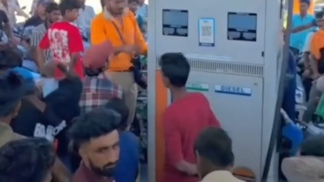 लखीमपुर खीरी कोतवाली तिकोनिया पेट्रोल पम्प पर ग्रामीणों की भारी संख्या में भीड़ उमड़ी 