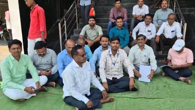 उदगीर येथील महसूल विभागाच्या कर्मचाऱ्यांनी संप पुकारला