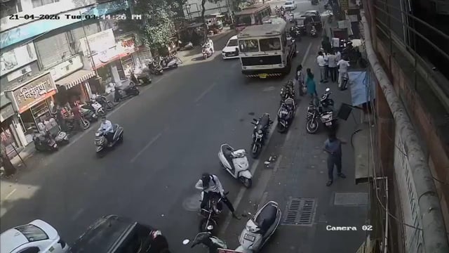 ➡️.....महाराष्ट्र के पुणे में तेज़ रफ़्तार बस बेकाबू होकर एक वेडिंग कार्ड प्रिंटिंग शॉप में घुस गई।