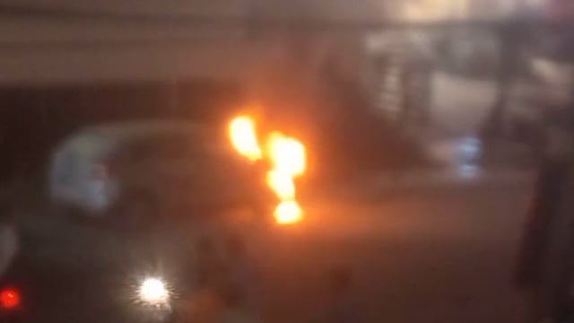 आगरा चर्च रोड बीके भंडार बर्तन के सामने कार में लगी भीषण आग गर्मी एवं शॉर्ट सर्किट से बताई जा रही है आग लगने की आशंका