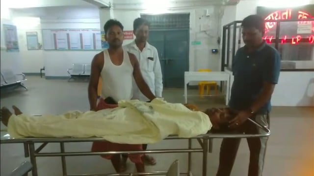 कुसोना गांव में मृतक का शव घर पहुंचते ही पसरा मातम, करंट से युवक की मौत पर रो पड़ा पूरा गांव, अंतिम दर्शन को उमड़ी भीड़